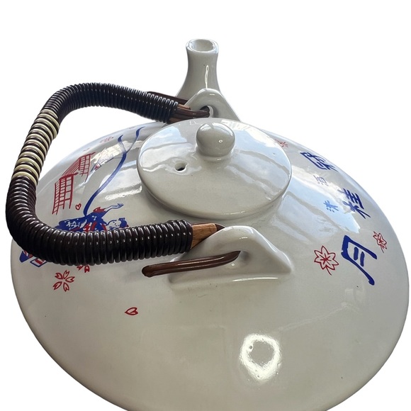 Vintage White Japanese Print Small Teapot Geisha over Bridge Sake Teapot. - Picture 2 of 9